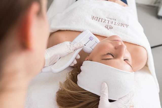 Cliënt die een HIFU-behandeling ondergaat bij Amstelzijde Kliniek